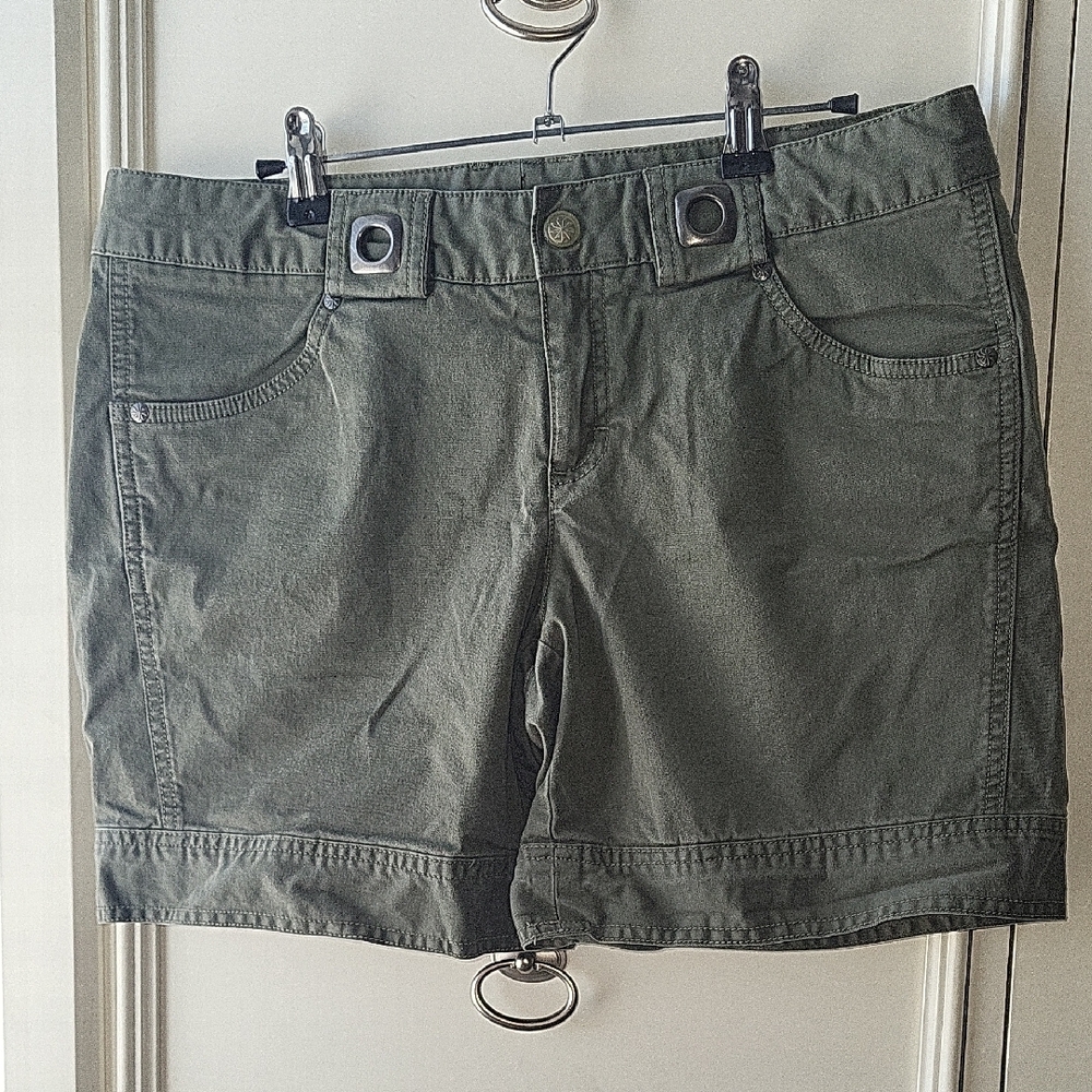 Athleta Dark Olive Cargo Shorts EUC 10